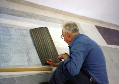 Moshe Kupferman signs a scroll, Lohamei HaGeta'ot